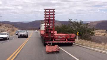 Imagem Anagé: tubo de torre eólica cai de carreta na BA-262