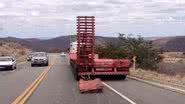 Imagem Anagé: tubo de torre eólica cai de carreta na BA-262