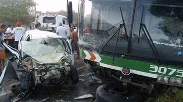 Imagem Três morrem e um fica gravemente ferido em acidente com ônibus na BR-101