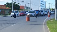Imagem Motorista perde controle do carro, detona poste e cai em vala na Estrada do Coco