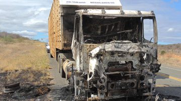 Imagem Brumado: caminhão boiadeiro pega fogo na BA-262