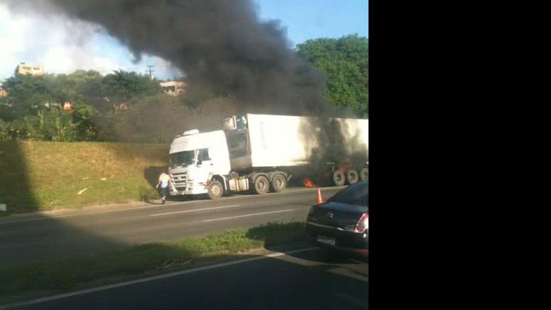 Imagem Carreta pega fogo na via e causa congestionamento na BR 324