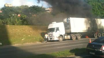 Imagem Carreta pega fogo na via e causa congestionamento na BR 324