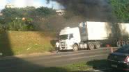 Imagem Carreta pega fogo na via e causa congestionamento na BR 324