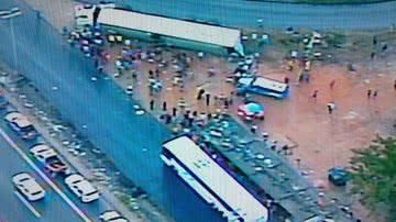 Imagem Carreta com leite em pó tomba na BR 324 e populares roubam carga