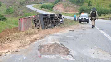 Imagem Carreta em alta velocidade vira em Eunápolis