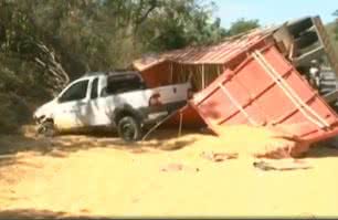 Imagem Carreta tomba, atinge três carros e deixa 11 feridos na BR 242