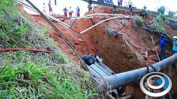 Imagem Porto Seguro: carro cai em cratera às margens da BR-367