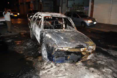 Imagem Carro pega fogo e assusta moradores de Vitória da Conquista