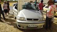Imagem  Carro fica destruído após se chocar em poste