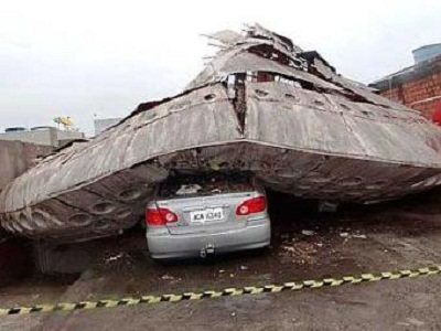 Imagem “Disco voador” cai sobre um carro que fica completamente destruído