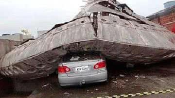 Imagem “Disco voador” cai sobre um carro que fica completamente destruído