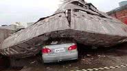 Imagem “Disco voador” cai sobre um carro que fica completamente destruído