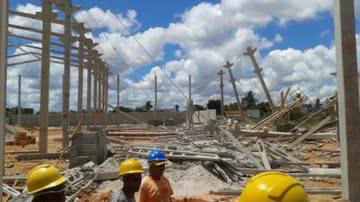 Imagem Eunápolis: Estrutura da Itaipava desaba e duas pessoas ficam feridas