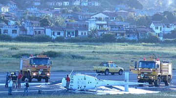 Imagem Helicóptero cai em aeroporto de Ilhéus com três a bordo. Veja vídeo