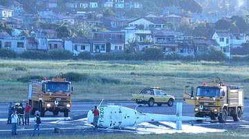 Imagem Helicóptero cai em aeroporto de Ilhéus com três a bordo. Veja vídeo