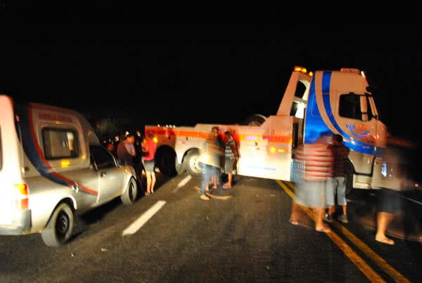 Imagem Motorista de caminhão fica preso nas ferragens em acidente