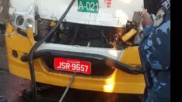 Imagem Colisão entre ônibus deixa cinco feridos na Estrada do Côco