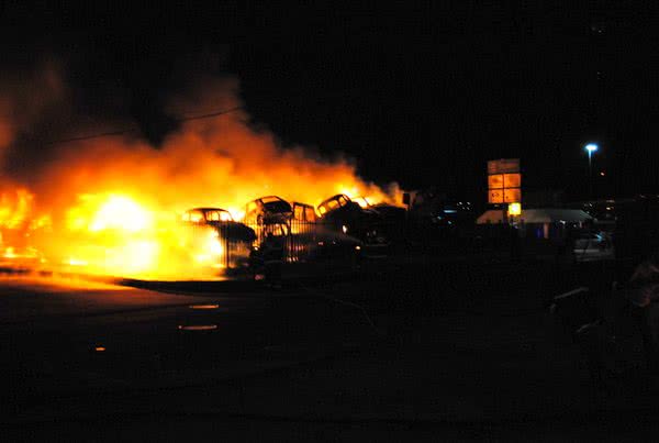 Imagem Incêndio atinge veículos estacionados no Disep de Conquista