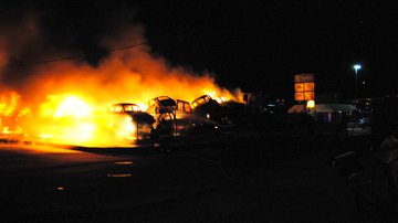 Imagem Incêndio atinge veículos estacionados no Disep de Conquista