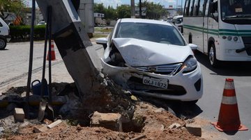 Imagem Motorista perde controle do veículo e derruba poste na Estrada do Coco