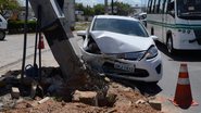 Imagem Motorista perde controle do veículo e derruba poste na Estrada do Coco