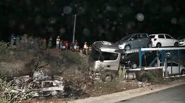 Imagem  Mulher morre carbonizada após colisão entre carro e caminhão