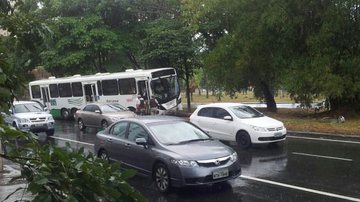 Imagem Ônibus bate em poste e deixa feridos na avenida ACM