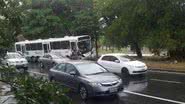 Imagem Ônibus bate em poste e deixa feridos na avenida ACM