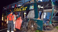 Imagem Ônibus da banda Raça Negra capota na BR-101 e deixa 27 feridos