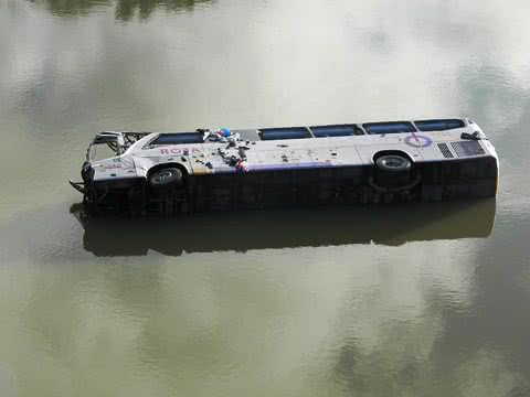 Imagem  Ônibus que caiu de ponte deixa seis mortos, 24 feridos e seis desaparecidos