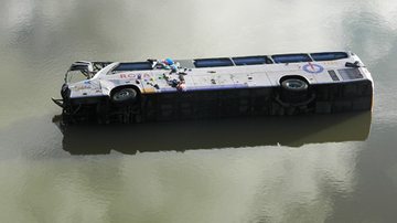 Imagem  Ônibus que caiu de ponte deixa seis mortos, 24 feridos e seis desaparecidos