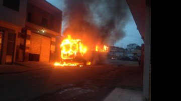 Imagem Jaguaquara: ônibus em movimento pega fogo