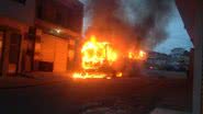 Imagem Jaguaquara: ônibus em movimento pega fogo
