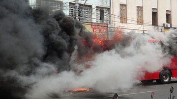 Imagem Ônibus pega fogo em Feira de Santana. Veja fotos