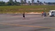 Imagem Quase sugado: homem invade pista do aeroporto de Porto Seguro. Veja vídeo