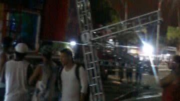 Imagem Foliões quase são atingidos por trio elétrico na Micareta de Feira