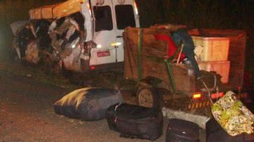 Imagem Jequié: acidente entre van e carreta deixa 3 mortos