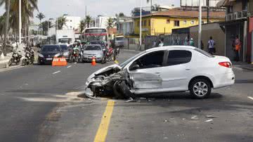 Imagem Carro invade areia da praia após colisão em Itapuã