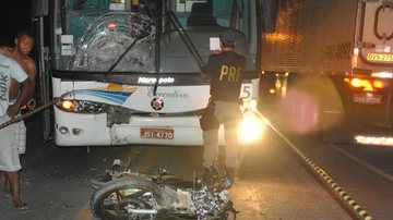 Imagem Motociclista morre após colisão com ônibus