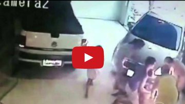 Imagem Vídeo: pai não vê bebê debaixo de carro e engata marcha ré