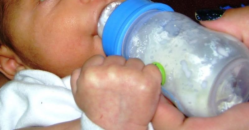Imagem  Bebê de seis meses morre engasgado com leite