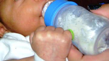 Imagem  Bebê de seis meses morre engasgado com leite