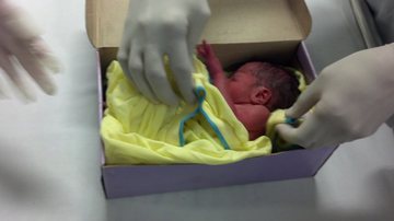 Imagem Bebê deixado em caixa de sapato é levado à maternidade