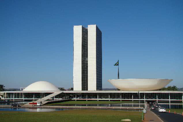 Imagem Brasília: jovem provoca acidente e destrói parte da Câmara dos Deputados