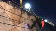 Imagem Vídeo: fotógrafo tenta registrar acidente e cai de viaduto