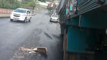 Imagem Caminhão colide em poste na ladeira da Fazenda Grande do Retiro