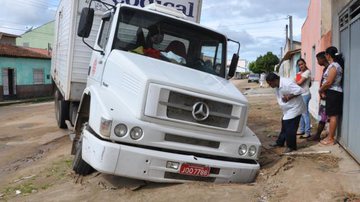 Imagem Eunápolis: caminhão tem pneu engolido por buraco