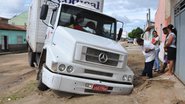 Imagem Eunápolis: caminhão tem pneu engolido por buraco