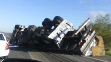 Imagem Carreta vira na BR perto de S. Sebastião do Passé